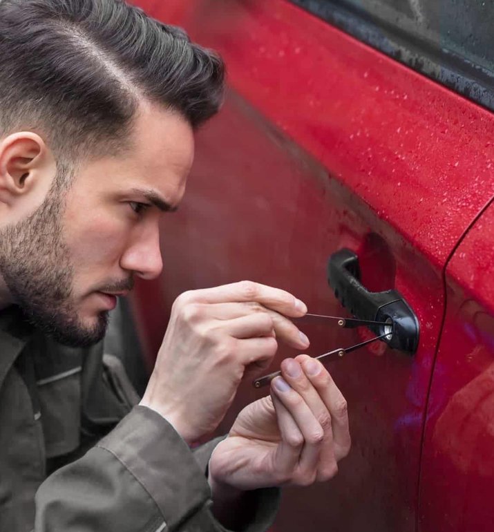 locksmith westchester fixing a car lock