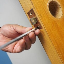 Locksmith restoring the security of the house